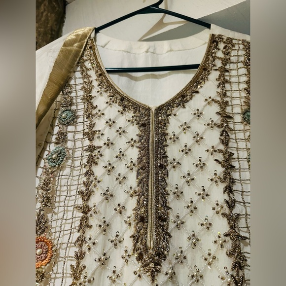 Pakistani Custom-Made Ivory & Gold Embroidered 2-Piece Suit – Size S - Picture 10 of 12
